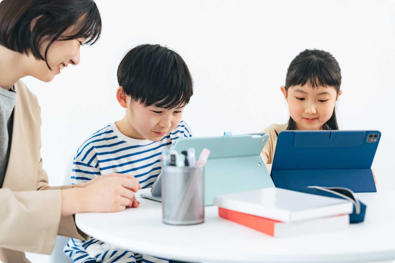 スマートウォッチやタブレットをイメージした画像
