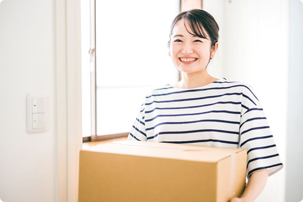 荷物を受け取る人のイメージ画像
