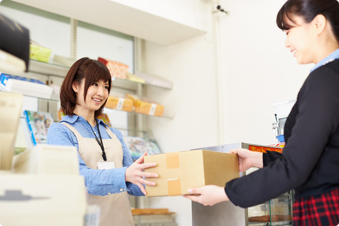 コンビニでの荷物受け取りをイメージした画像